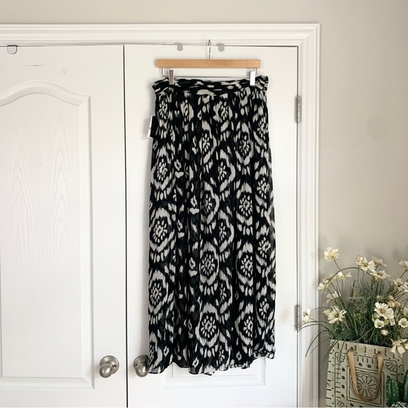 *Snags* NWT Vince Camuto Black and White Printed Chiffon Maxi Skirt - Picture 5 of 12